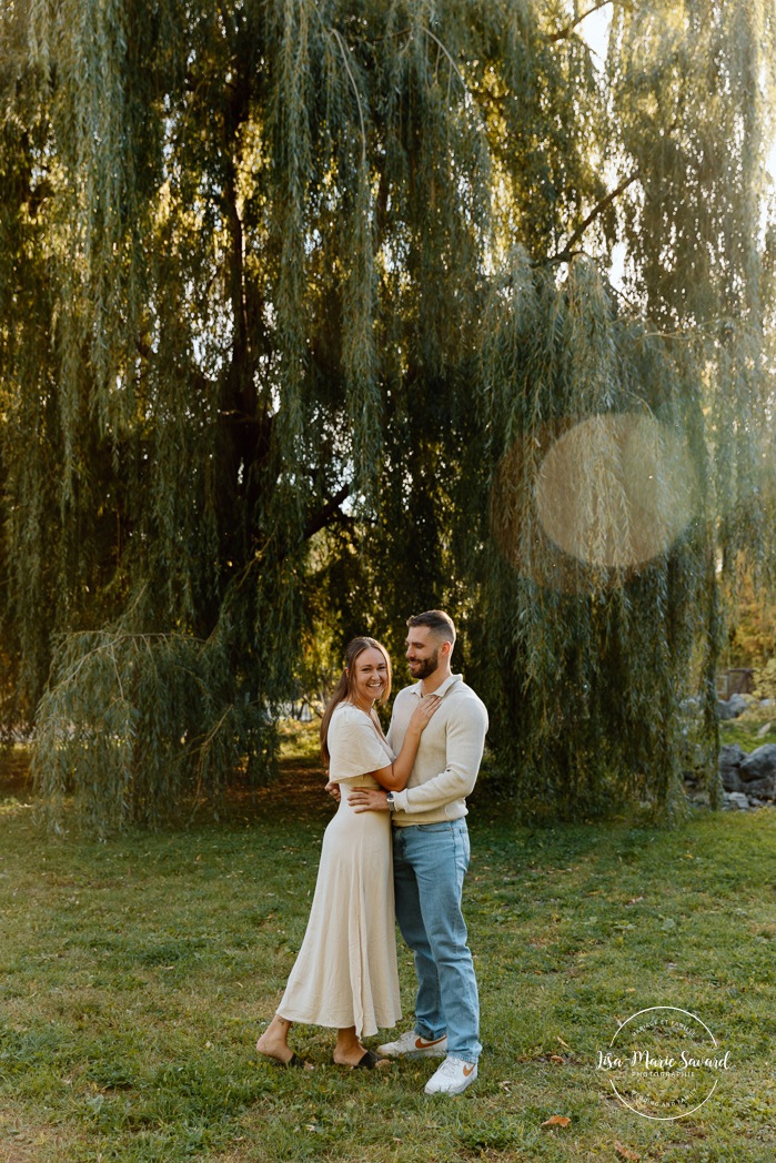 Romantic engagement photos. Couple photos ideas. Photos de fiançailles sur la Rive Sud de Montréal. Photographe de fiançailles à Montréal. Parc de la Frayère Boucherville. Montreal engagement photographer. Montreal South Shore photos.