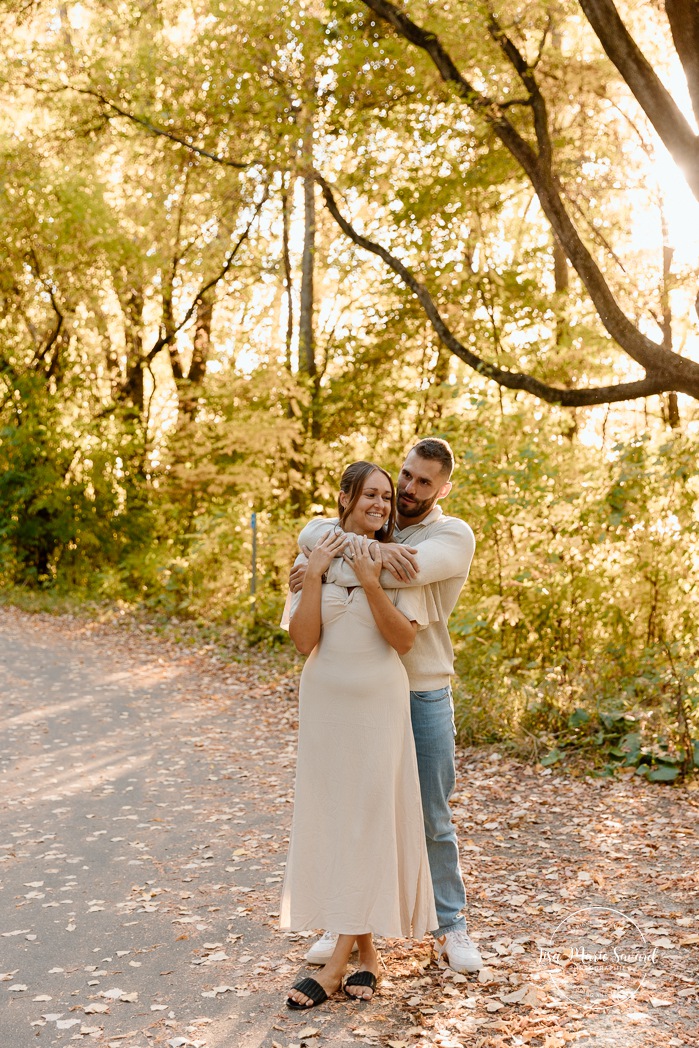 Fall engagement photos. Golden hour engagement session. Romantic engagement photos. Photos de fiançailles sur la Rive Sud de Montréal. Photographe de fiançailles à Montréal. Parc de la Frayère Boucherville. Montreal engagement photographer. Montreal South Shore photos.
