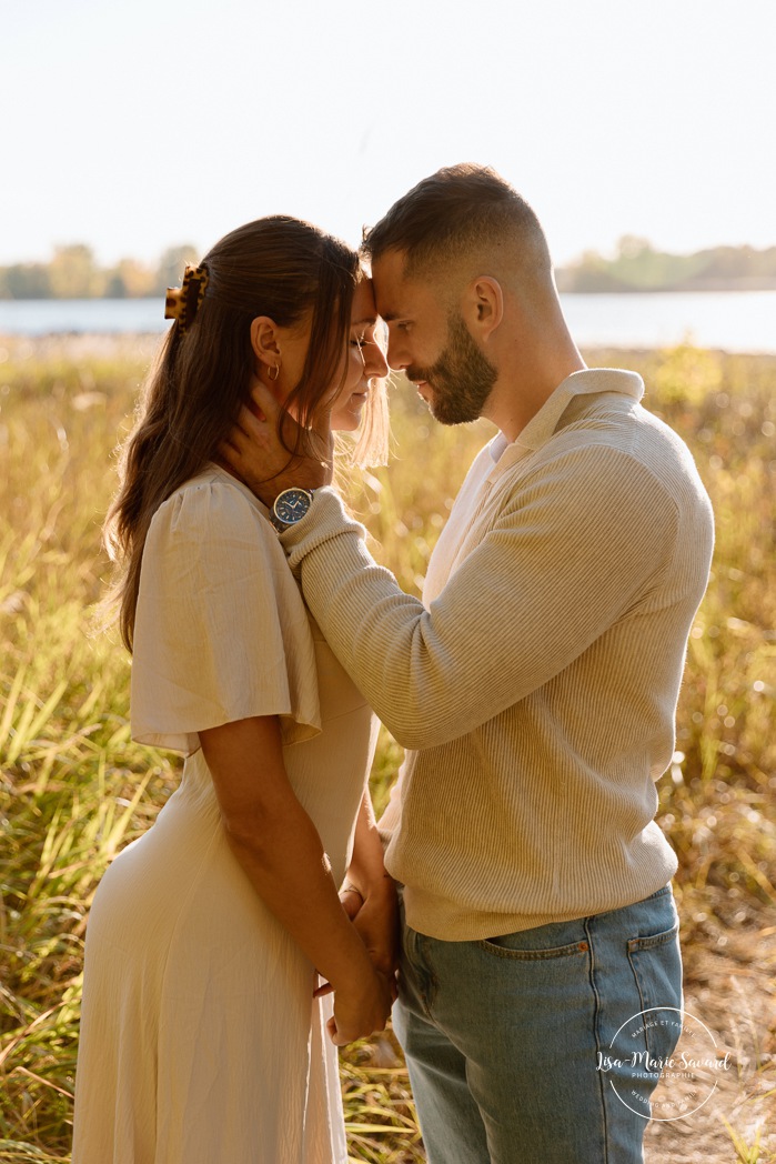 Fall engagement photos. Golden hour engagement session. Romantic engagement photos. Photos de fiançailles sur la Rive Sud de Montréal. Photographe de fiançailles à Montréal. Parc de la Frayère Boucherville. Montreal engagement photographer. Montreal South Shore photos.