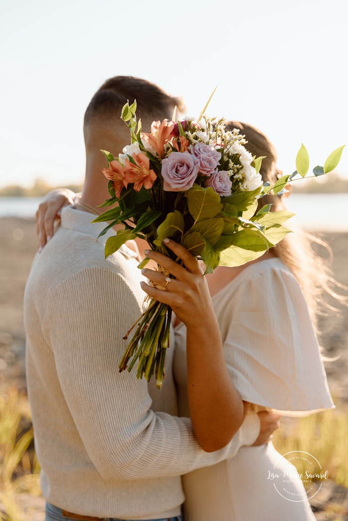Beach engagement photos. Golden hour engagement session. Romantic engagement photos. Photos de fiançailles sur la Rive Sud de Montréal. Photographe de fiançailles à Montréal. Parc de la Frayère Boucherville. Montreal engagement photographer. Montreal South Shore photos.