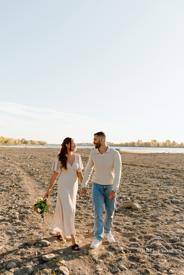 Beach engagement photos. Golden hour engagement session. Romantic engagement photos. Photos de fiançailles sur la Rive Sud de Montréal. Photographe de fiançailles à Montréal. Parc de la Frayère Boucherville. Montreal engagement photographer. Montreal South Shore photos.