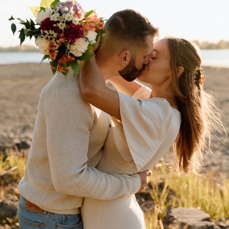 Beach engagement photos. Golden hour engagement session. Romantic engagement photos. Photos de fiançailles sur la Rive Sud de Montréal. Photographe de fiançailles à Montréal. Parc de la Frayère Boucherville. Montreal engagement photographer. Montreal South Shore photos.