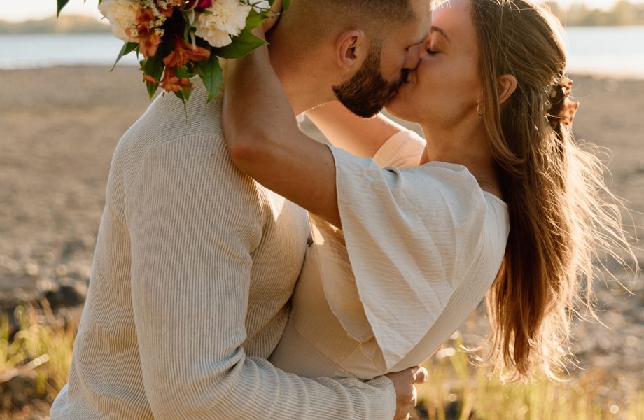 Beach engagement photos. Golden hour engagement session. Romantic engagement photos. Photos de fiançailles sur la Rive Sud de Montréal. Photographe de fiançailles à Montréal. Parc de la Frayère Boucherville. Montreal engagement photographer. Montreal South Shore photos.
