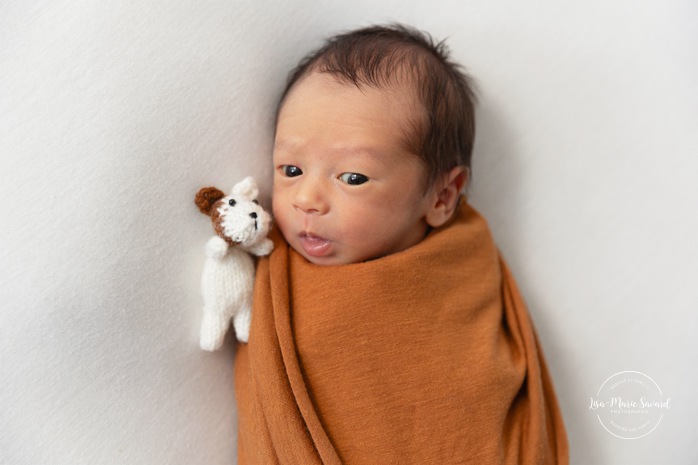 Minimalist newborn photos. Clean newborn photos. Asian baby newborn photos. Séance photo nouveau-né à Montréal. Montreal newborn photoshoot. Photographe bébé à Montréal. Montreal newborn photographer.