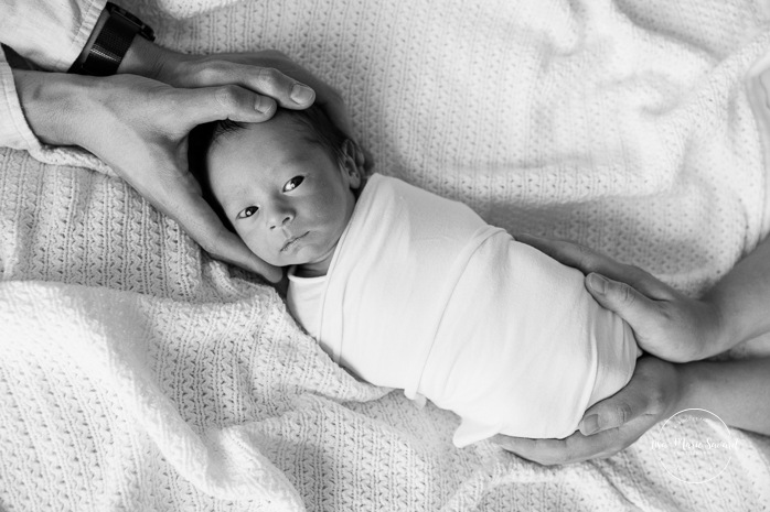 Minimalist newborn photos. Clean newborn photos. Asian baby newborn photos. Séance photo nouveau-né à Montréal. Montreal newborn photoshoot. Photographe bébé à Montréal. Montreal newborn photographer.