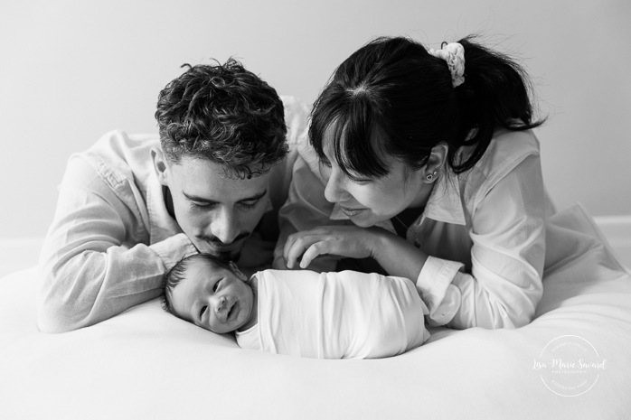 Minimalist newborn photos. Clean newborn photos. Asian baby newborn photos. Séance photo nouveau-né à Montréal. Montreal newborn photoshoot. Photographe bébé à Montréal. Montreal newborn photographer.