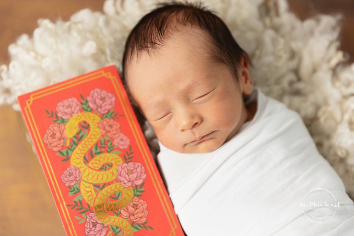 Minimalist newborn photos. Clean newborn photos. Asian baby newborn photos. Séance photo nouveau-né à Montréal. Montreal newborn photoshoot. Photographe bébé à Montréal. Montreal newborn photographer.