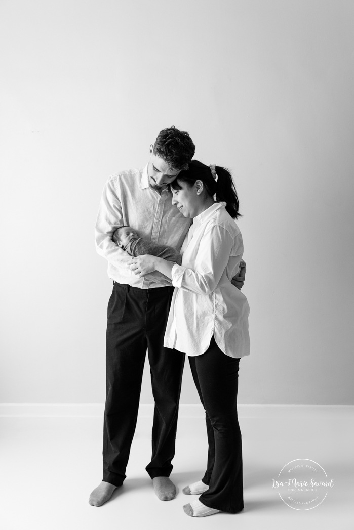 Minimalist newborn photos. Clean newborn photos. Asian baby newborn photos. Séance photo nouveau-né à Montréal. Montreal newborn photoshoot. Photographe bébé à Montréal. Montreal newborn photographer.