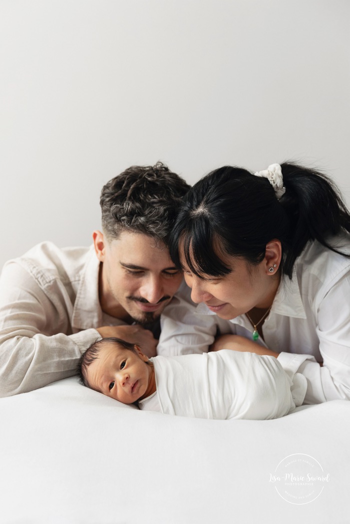 Minimalist newborn photos. Clean newborn photos. Asian baby newborn photos. Séance photo nouveau-né à Montréal. Montreal newborn photoshoot. Photographe bébé à Montréal. Montreal newborn photographer.