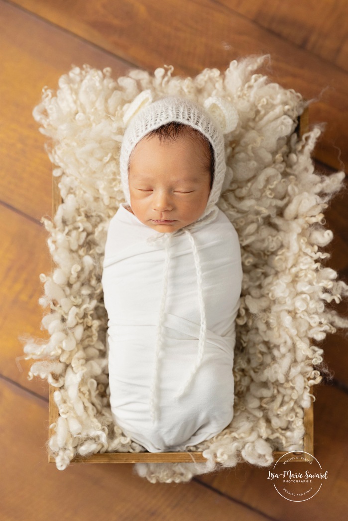 Minimalist newborn photos. Clean newborn photos. Asian baby newborn photos. Séance photo nouveau-né à Montréal. Montreal newborn photoshoot. Photographe bébé à Montréal. Montreal newborn photographer.