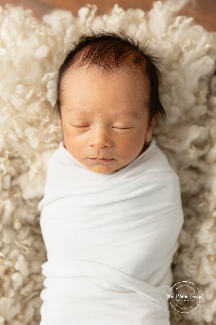 Minimalist newborn photos. Clean newborn photos. Asian baby newborn photos. Séance photo nouveau-né à Montréal. Montreal newborn photoshoot. Photographe bébé à Montréal. Montreal newborn photographer.