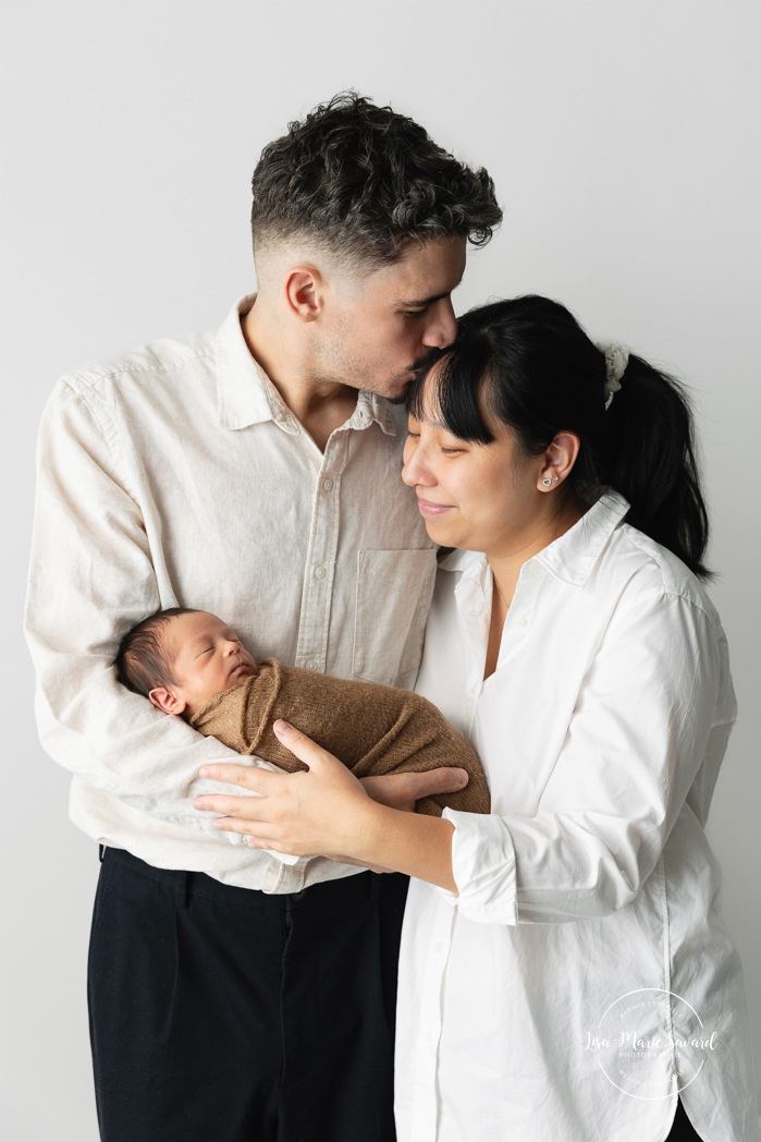 Minimalist newborn photos. Clean newborn photos. Asian baby newborn photos. Séance photo nouveau-né à Montréal. Montreal newborn photoshoot. Photographe bébé à Montréal. Montreal newborn photographer.