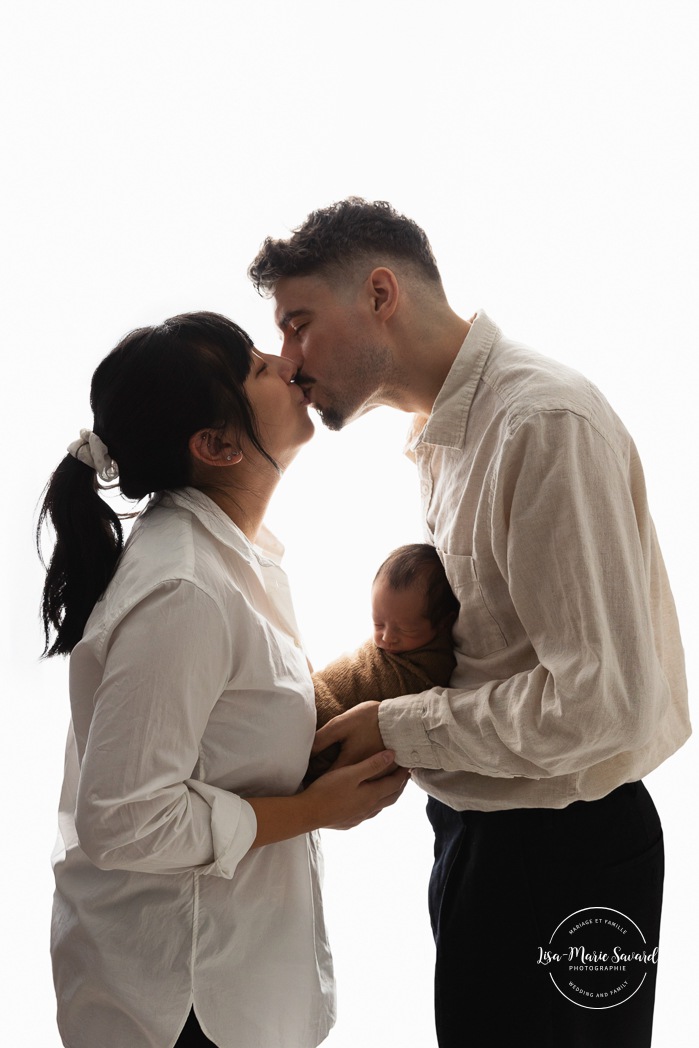 Minimalist newborn photos. Clean newborn photos. Asian baby newborn photos. Séance photo nouveau-né à Montréal. Montreal newborn photoshoot. Photographe bébé à Montréal. Montreal newborn photographer.