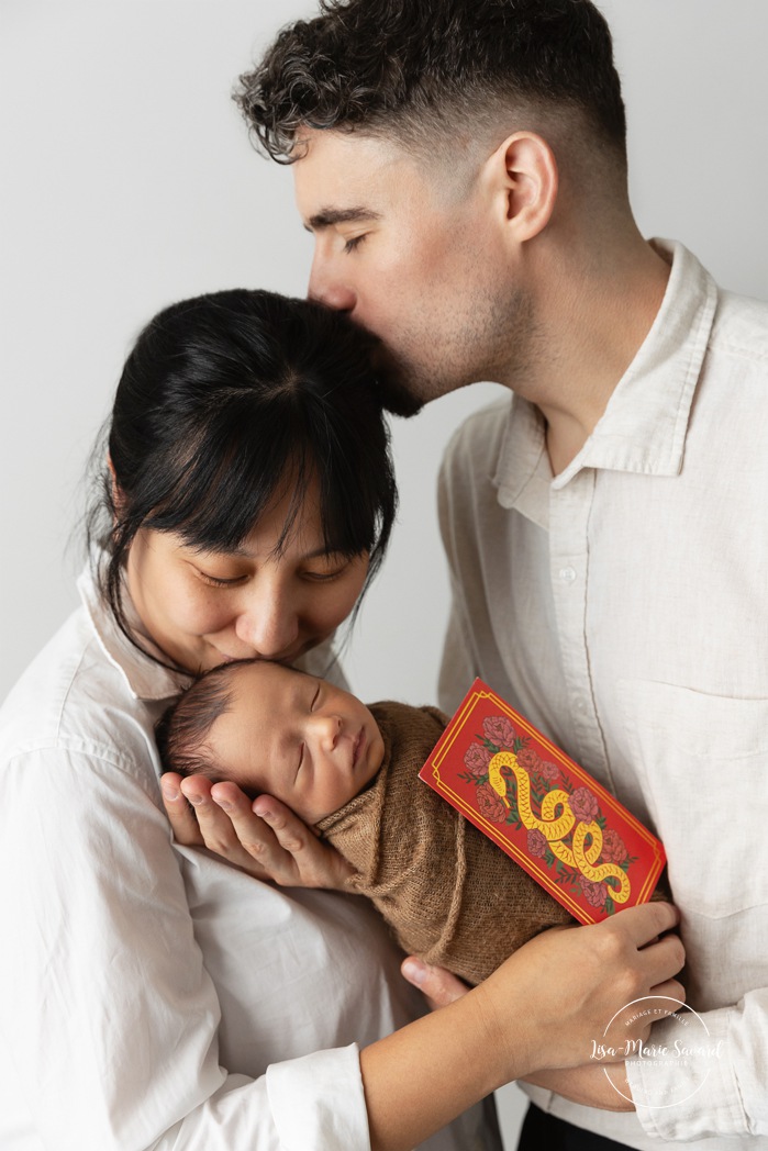 Minimalist newborn photos. Clean newborn photos. Asian baby newborn photos. Séance photo nouveau-né à Montréal. Montreal newborn photoshoot. Photographe bébé à Montréal. Montreal newborn photographer.