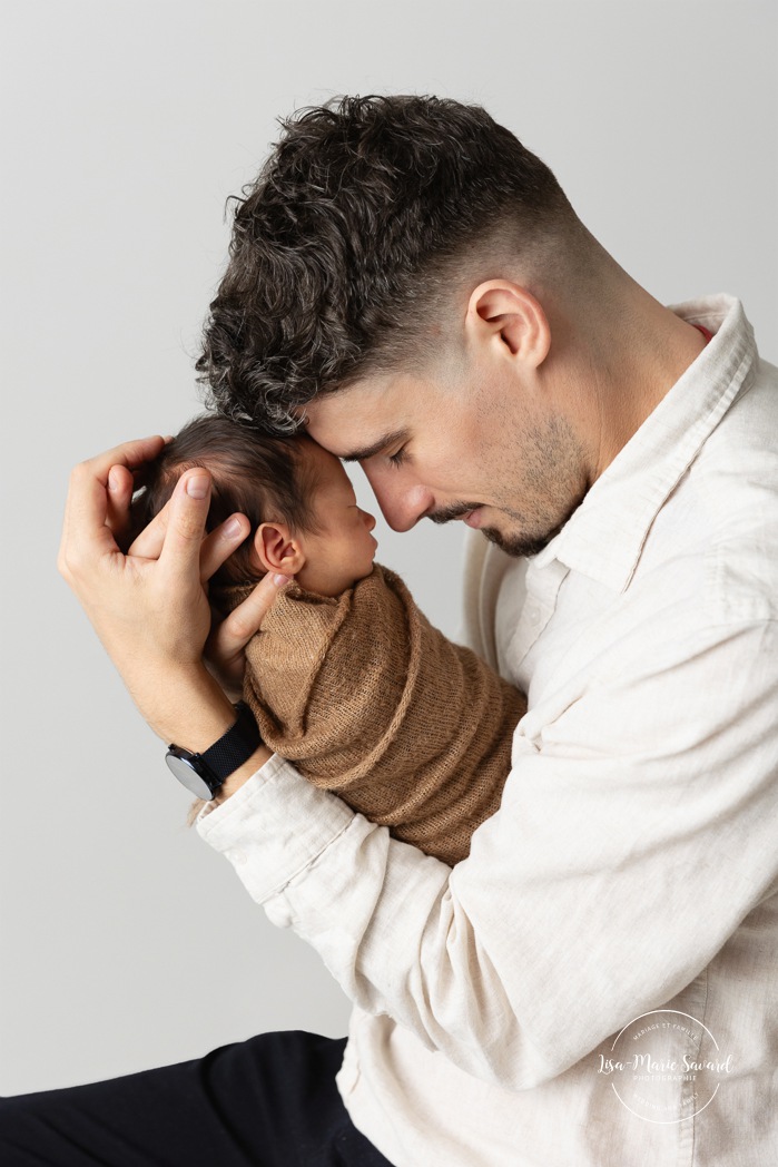 Minimalist newborn photos. Clean newborn photos. Asian baby newborn photos. Séance photo nouveau-né à Montréal. Montreal newborn photoshoot. Photographe bébé à Montréal. Montreal newborn photographer.
