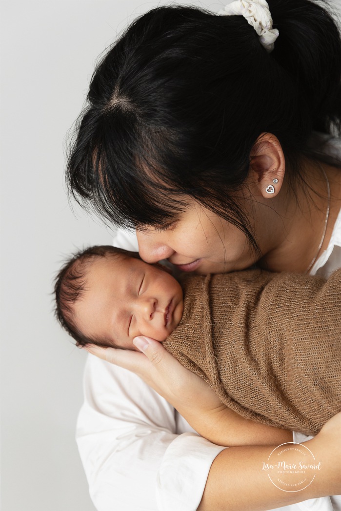 Minimalist newborn photos. Clean newborn photos. Asian baby newborn photos. Séance photo nouveau-né à Montréal. Montreal newborn photoshoot. Photographe bébé à Montréal. Montreal newborn photographer.