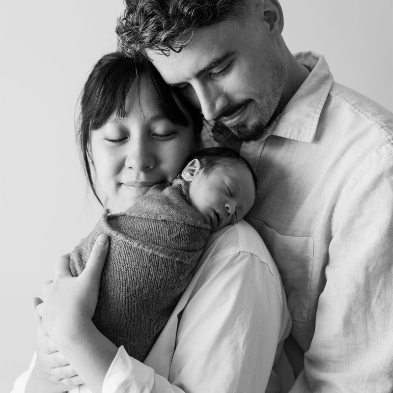 Minimalist newborn photos. Clean newborn photos. Asian baby newborn photos. Séance photo nouveau-né à Montréal. Montreal newborn photoshoot. Photographe bébé à Montréal. Montreal newborn photographer.