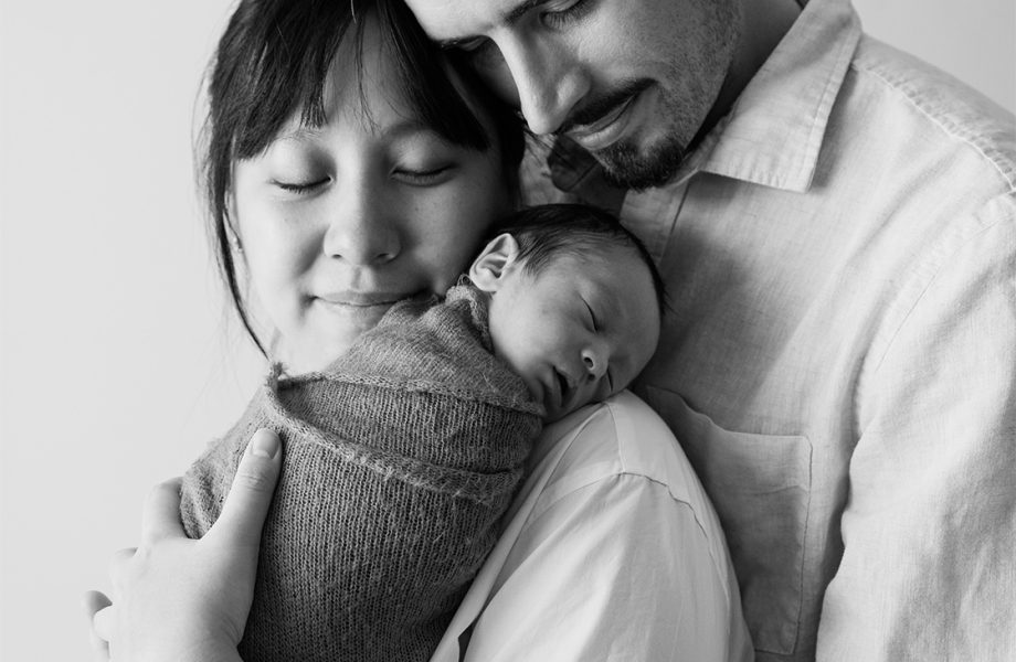 Minimalist newborn photos. Clean newborn photos. Asian baby newborn photos. Séance photo nouveau-né à Montréal. Montreal newborn photoshoot. Photographe bébé à Montréal. Montreal newborn photographer.