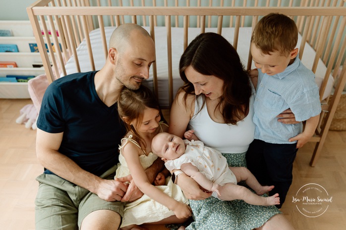 Photographe de nouveau-né à Montréal. Séance photo nouveau-né à domicile à Montréal. Montreal newborn photographer. Montreal lifestyle newborn photoshoot. Lisa-Marie Savard Photographie