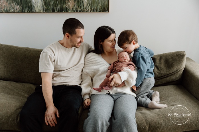 Photographe de nouveau-né à Montréal. Séance photo nouveau-né à domicile à Montréal. Montreal newborn photographer. Montreal lifestyle newborn photoshoot. Lisa-Marie Savard Photographie