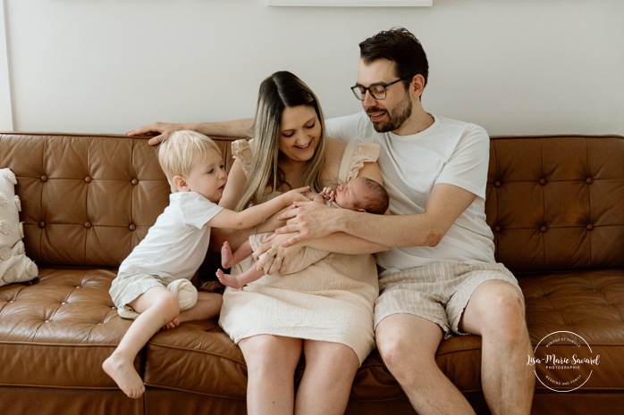 Photographe de nouveau-né à Montréal. Séance photo nouveau-né à domicile à Montréal. Montreal newborn photographer. Montreal lifestyle newborn photoshoot. Lisa-Marie Savard Photographie