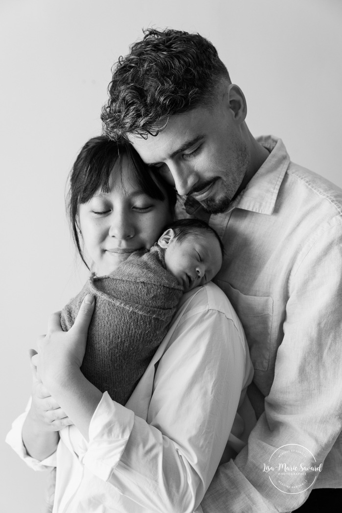 Photographe de nouveau-né à Montréal. Séance photo bébé naissant à Montréal. Montreal newborn photographer. Montreal newborn photoshoot. Lisa-Marie Savard Photographie