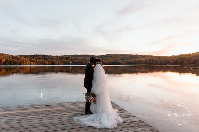 Dusk wedding photos. Lakefront wedding photos. Multicultural wedding photos. Mixed couple photos. Mariage au Manoir du lac Delage. Photographe de mariage Ville de Québec. Quebec City wedding photographer. Manoir du lac Delage wedding.