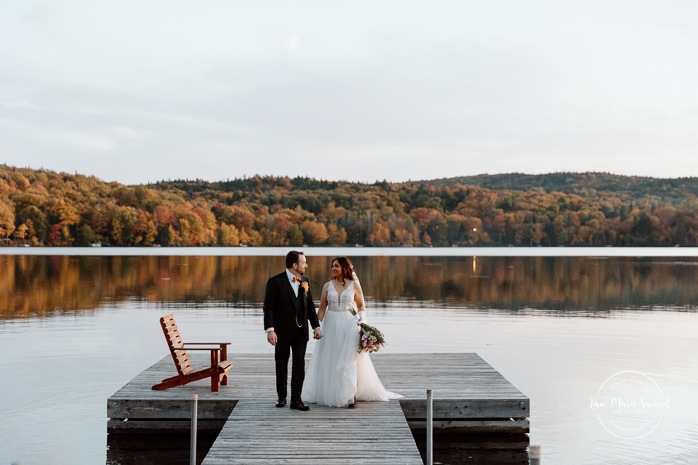 Dusk wedding photos. Lakefront wedding photos. Multicultural wedding photos. Mixed couple photos. Mariage au Manoir du lac Delage. Photographe de mariage Ville de Québec. Quebec City wedding photographer. Manoir du lac Delage wedding.