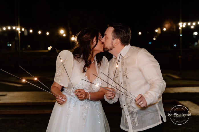 Sparkler wedding photos. Multicultural wedding photos. Mixed couple photos. Mariage au Manoir du lac Delage. Photographe de mariage Ville de Québec. Quebec City wedding photographer. Manoir du lac Delage wedding.