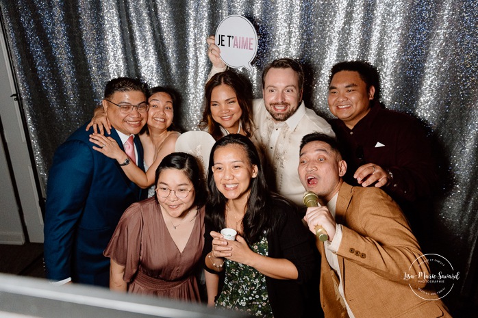 Wedding dancefloor photos. Fun wedding party photos. Multicultural wedding reception. Mixed wedding reception. Mariage au Manoir du lac Delage. Photographe de mariage Ville de Québec. Quebec City wedding photographer. Manoir du lac Delage wedding.