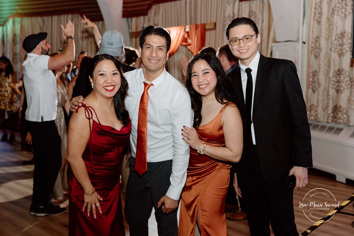 Wedding dancefloor photos. Fun wedding party photos. Multicultural wedding reception. Mixed wedding reception. Mariage au Manoir du lac Delage. Photographe de mariage Ville de Québec. Quebec City wedding photographer. Manoir du lac Delage wedding.