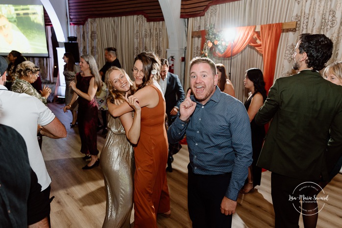 Wedding dancefloor photos. Fun wedding party photos. Multicultural wedding reception. Mixed wedding reception. Mariage au Manoir du lac Delage. Photographe de mariage Ville de Québec. Quebec City wedding photographer. Manoir du lac Delage wedding.