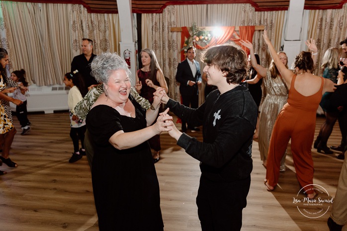 Wedding dancefloor photos. Fun wedding party photos. Multicultural wedding reception. Mixed wedding reception. Mariage au Manoir du lac Delage. Photographe de mariage Ville de Québec. Quebec City wedding photographer. Manoir du lac Delage wedding.