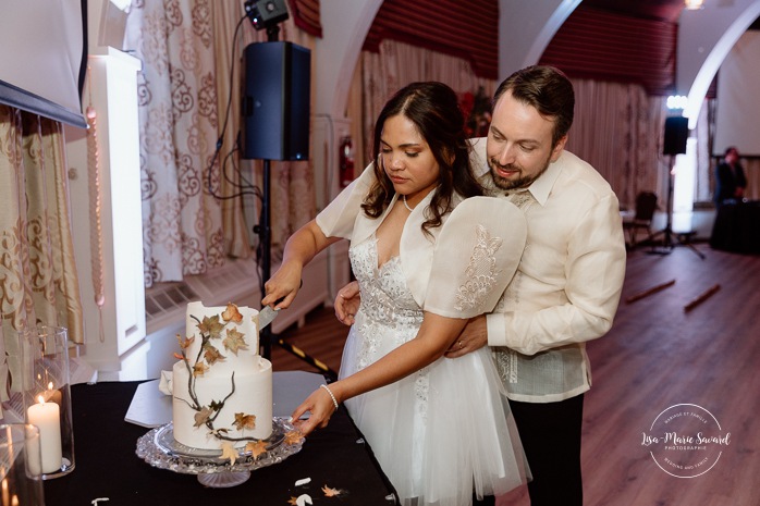 Bride and groom cutting the cake. Multicultural wedding reception. Mixed wedding reception. Mariage au Manoir du lac Delage. Photographe de mariage Ville de Québec. Quebec City wedding photographer. Manoir du lac Delage wedding.
