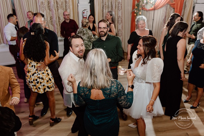 Wedding dancefloor photos. Fun wedding party photos. Multicultural wedding reception. Mixed wedding reception. Mariage au Manoir du lac Delage. Photographe de mariage Ville de Québec. Quebec City wedding photographer. Manoir du lac Delage wedding.