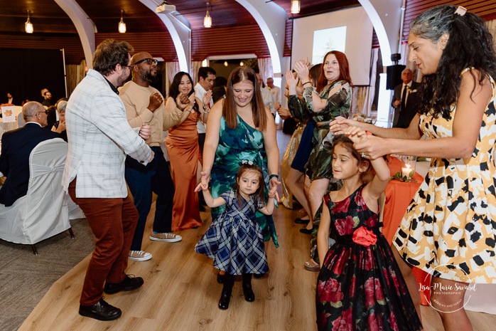 Multicultural wedding reception. Mixed wedding reception. Mariage au Manoir du lac Delage. Photographe de mariage Ville de Québec. Quebec City wedding photographer. Manoir du lac Delage wedding.