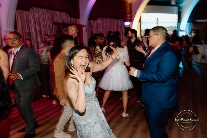 Wedding dancefloor photos. Fun wedding party photos. Multicultural wedding reception. Mixed wedding reception. Mariage au Manoir du lac Delage. Photographe de mariage Ville de Québec. Quebec City wedding photographer. Manoir du lac Delage wedding.