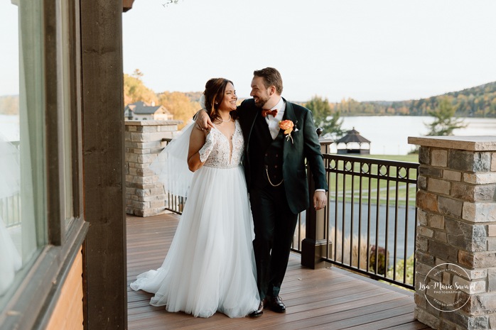 Fall wedding photos. Romantic wedding photos. Multicultural wedding photos. Mixed couple photos. Mariage au Manoir du lac Delage. Photographe de mariage Ville de Québec. Quebec City wedding photographer. Manoir du lac Delage wedding.