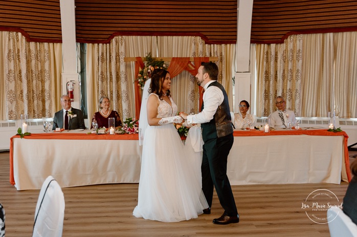 Multicultural wedding reception. Mixed wedding reception. Mariage au Manoir du lac Delage. Photographe de mariage Ville de Québec. Quebec City wedding photographer. Manoir du lac Delage wedding.