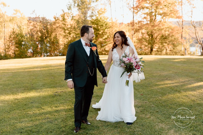 Fall wedding photos. Romantic wedding photos. Multicultural wedding photos. Mixed couple photos. Mariage au Manoir du lac Delage. Photographe de mariage Ville de Québec. Quebec City wedding photographer. Manoir du lac Delage wedding.