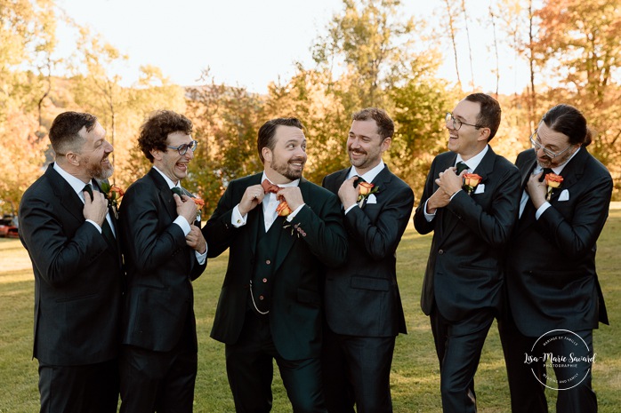 Fall wedding photos. Fall wedding party photos. Multicultural wedding photos. Mixed couple photos. Mariage au Manoir du lac Delage. Photographe de mariage Ville de Québec. Quebec City wedding photographer. Manoir du lac Delage wedding.