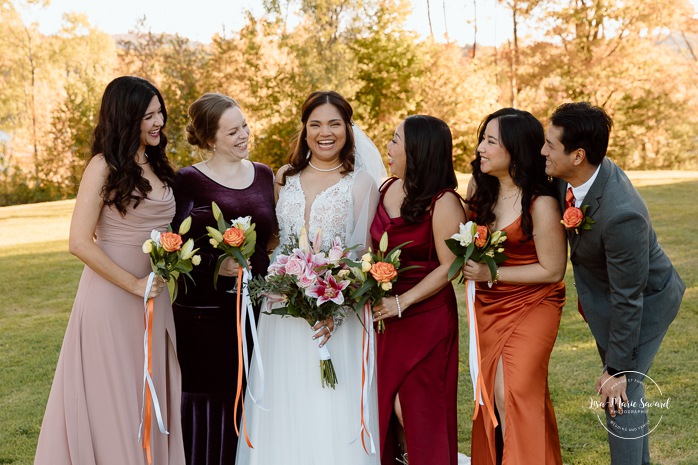 Fall wedding photos. Fall wedding party photos. Multicultural wedding photos. Mixed couple photos. Mariage au Manoir du lac Delage. Photographe de mariage Ville de Québec. Quebec City wedding photographer. Manoir du lac Delage wedding.