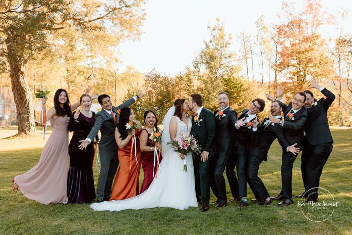 Fall wedding photos. Fall wedding party photos. Multicultural wedding photos. Mixed couple photos. Mariage au Manoir du lac Delage. Photographe de mariage Ville de Québec. Quebec City wedding photographer. Manoir du lac Delage wedding.