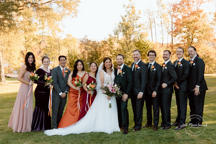 Fall wedding photos. Fall wedding party photos. Multicultural wedding photos. Mixed couple photos. Mariage au Manoir du lac Delage. Photographe de mariage Ville de Québec. Quebec City wedding photographer. Manoir du lac Delage wedding.
