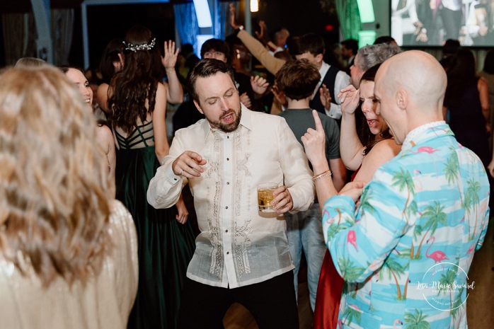 Wedding dancefloor photos. Fun wedding party photos. Multicultural wedding reception. Mixed wedding reception. Mariage au Manoir du lac Delage. Photographe de mariage Ville de Québec. Quebec City wedding photographer. Manoir du lac Delage wedding.