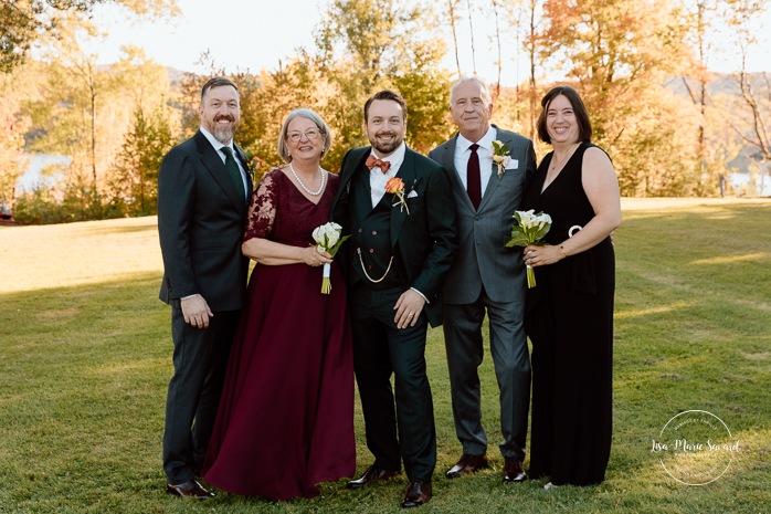 Fall wedding photos. Fall family wedding photos. Multicultural wedding photos. Mixed couple photos. Mariage au Manoir du lac Delage. Photographe de mariage Ville de Québec. Quebec City wedding photographer. Manoir du lac Delage wedding.