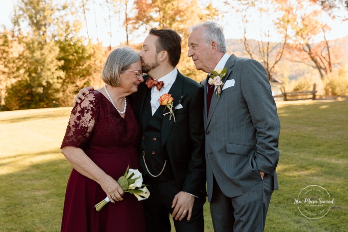 Fall wedding photos. Fall family wedding photos. Multicultural wedding photos. Mixed couple photos. Mariage au Manoir du lac Delage. Photographe de mariage Ville de Québec. Quebec City wedding photographer. Manoir du lac Delage wedding.