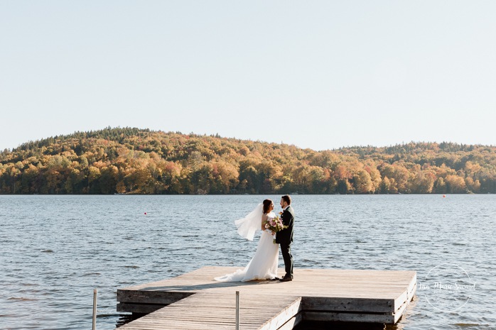 Lakefront wedding photos. Fall wedding photos. Mariage au Manoir du lac Delage. Photographe de mariage Ville de Québec. Quebec City wedding photographer. Manoir du lac Delage wedding.