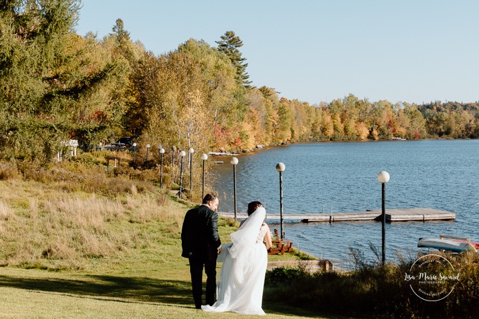 Lakefront wedding photos. Fall wedding photos. Mariage au Manoir du lac Delage. Photographe de mariage Ville de Québec. Quebec City wedding photographer. Manoir du lac Delage wedding.