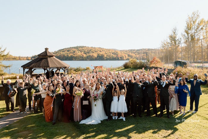 Lakefront wedding ceremony. Waterfront wedding photos. Mariage au Manoir du lac Delage. Photographe de mariage Ville de Québec. Quebec City wedding photographer. Manoir du lac Delage wedding.